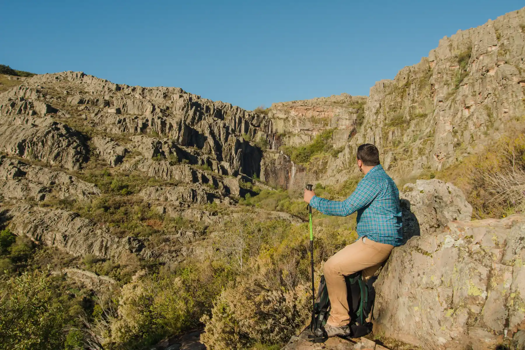 hiker-rocky-environment